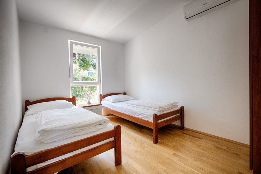 Spálňa s dvoma jednolôžkovými posteľami