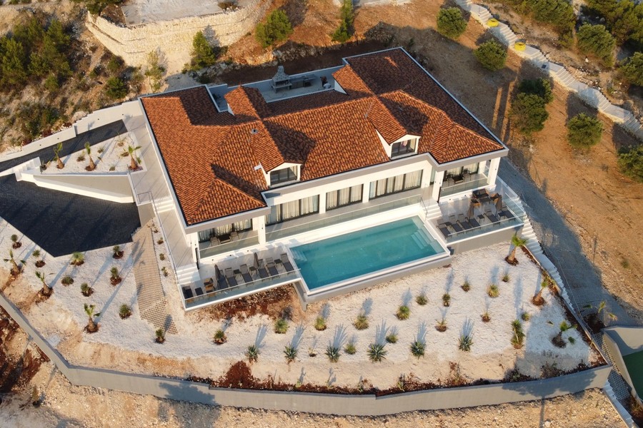 Vila s bazénom a upravenými exteriérmi zhora