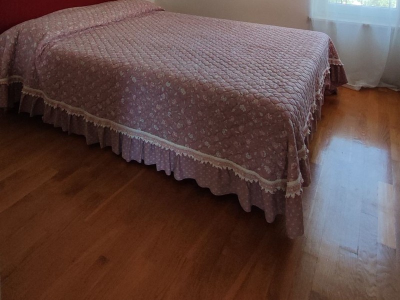 Spálňa s drevenou podlahou