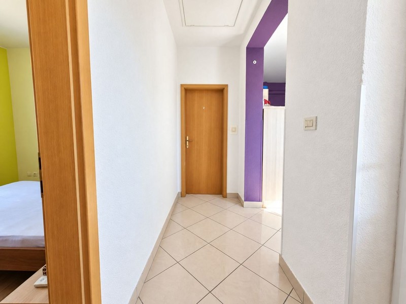 Chodba s dlaždicovou podlahou a dverami do izieb