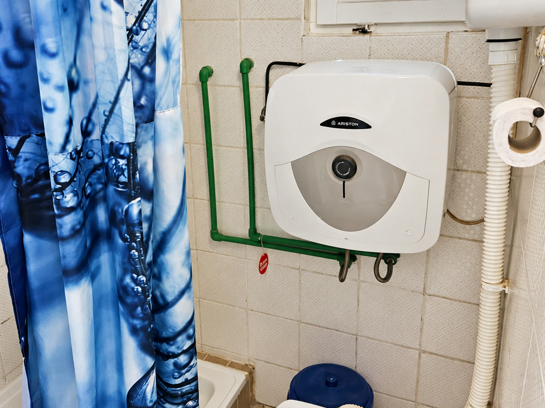 WC s oknom a bojlerom
