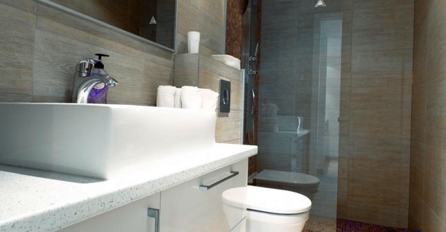 Kúpeľne v hoteli sú veľmi moderné a vkusne zariadené.