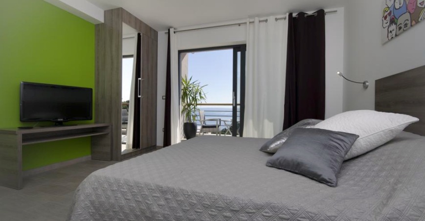 Vonku je bazén s panoramatickým výhľadom na more.