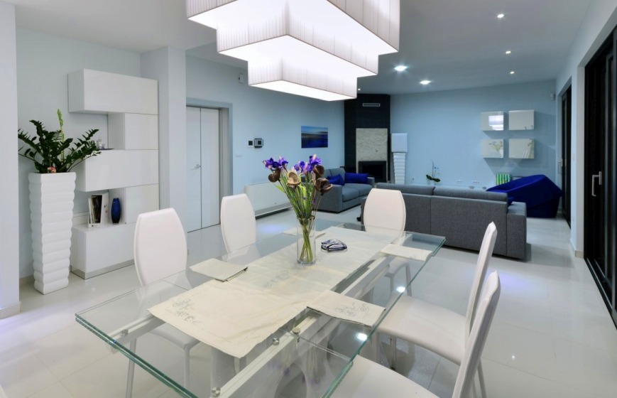 Z jedálenskej časti modernej luxusnej vily sa prechádza do obývacej časti