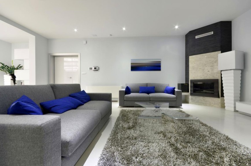 Pohľad na priestranný obývací priestor modernej luxusnej vily s výhľadom na more v Chorvátsku