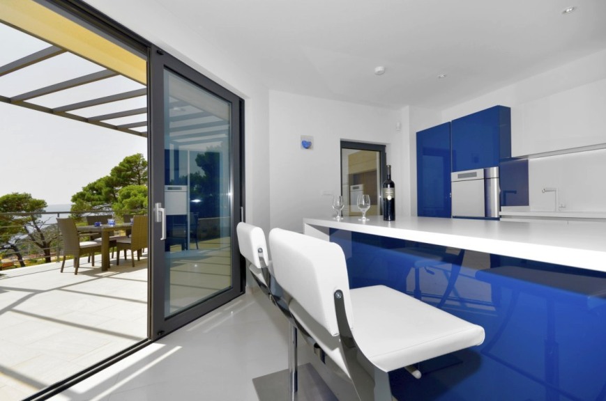 Jedáleň a kuchyňa majú tiež fantastický výhľad na more a ostrovy. Panorama Skauting - objekty s výhľadom na more