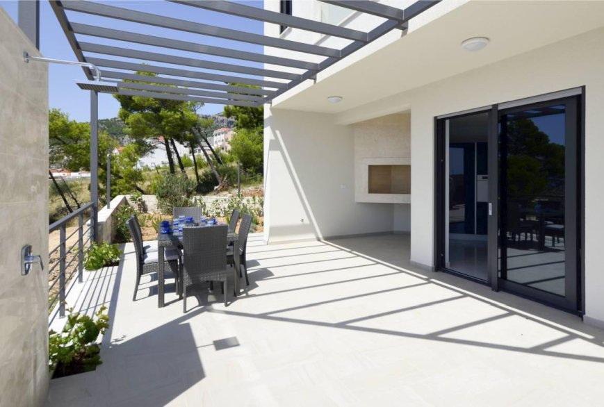 Dojmy zo strešnej terasy modernej luxusnej vily v Chorvátsku