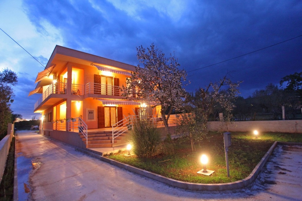 Dom sa nachádza neďaleko Sukošanu, malého mesta neďaleko Zadaru.