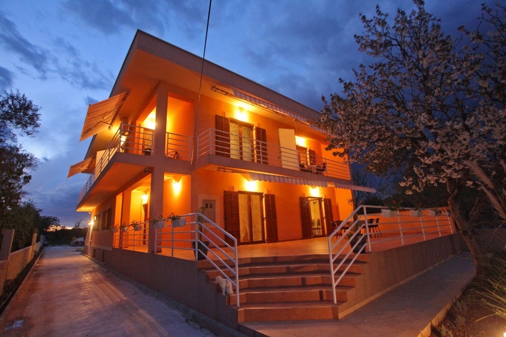 Idylický vonkajší areál nehnuteľnosti H475 neďaleko Zadaru, Chorvátsko.