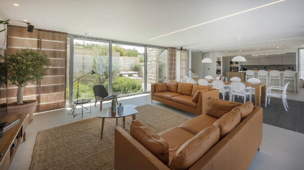 Moderná kúpeľňa vily H512, ktorá je na predaj na ostrove Brač.