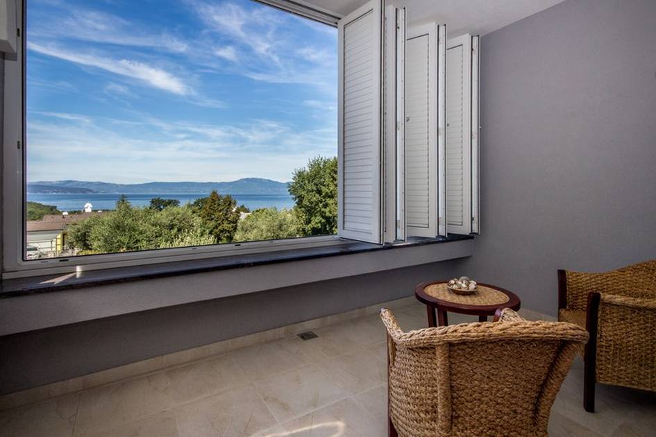 Výhľad na more z takmer všetkých izieb v ubytovacom zariadení H528 na Krku.