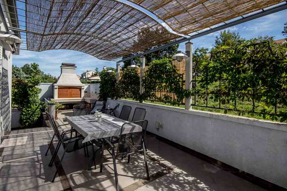 Terasa s grilom za vilou - Realitný ostrov Krk.