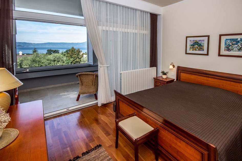 Spálňa s balkónom a krásnym výhľadom.