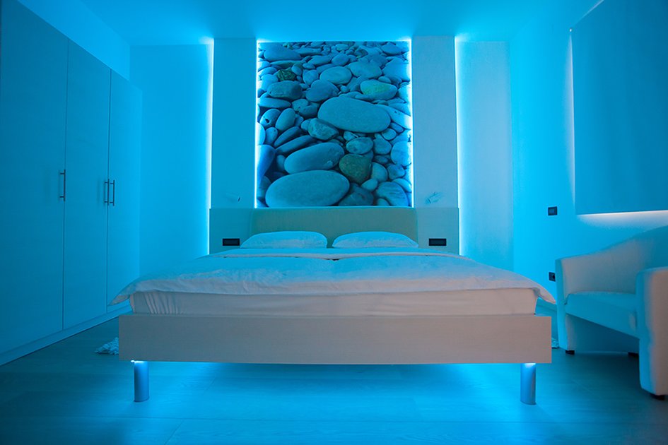 Moderné izby - jedna z 11 spální vo vile neďaleko Medulinu na Istrii.