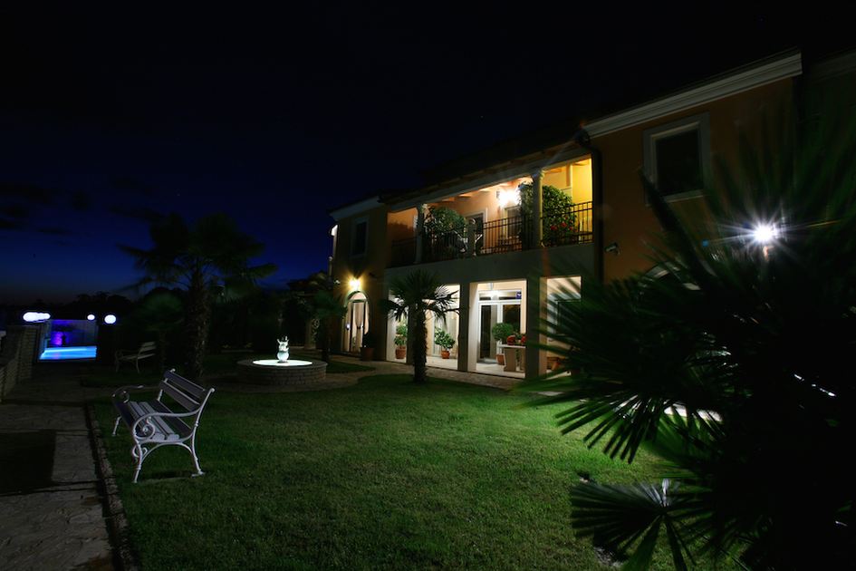 Vonkajší priestor vily H557 s fontánou atď.