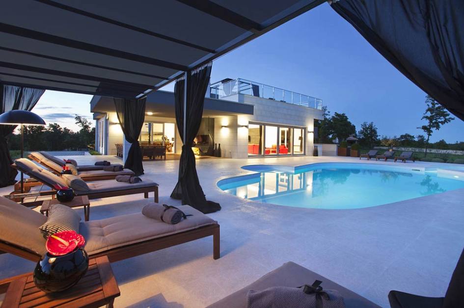 Bazén je cca. o rozlohe 80m²