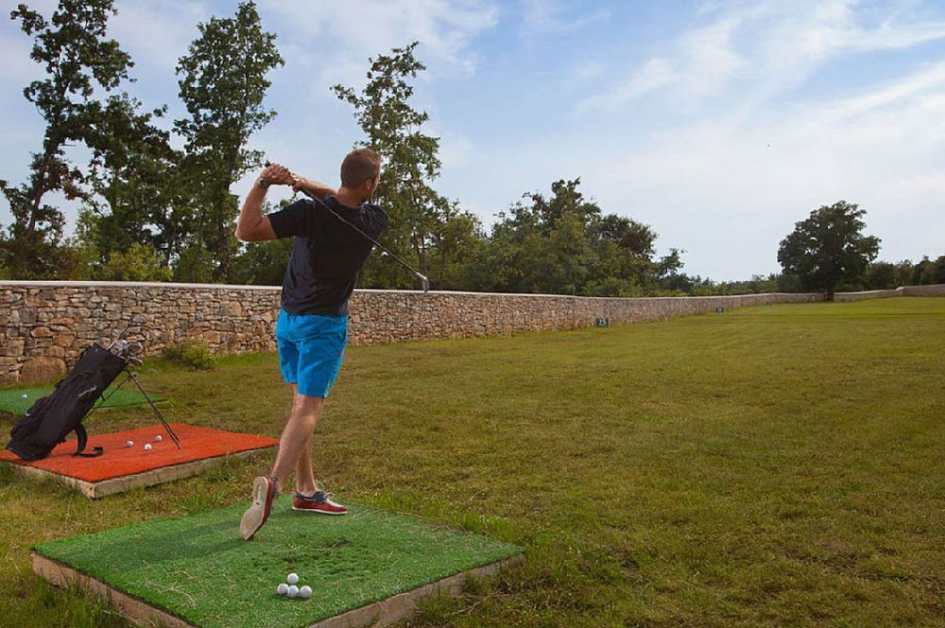 Vila na predaj v Chorvátsku má golfový driving range 130 m.