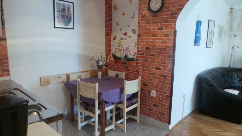 Interiér nehnuteľnosti H575 priamo pri mori neďaleko mesta Senj, Chorvátsko.