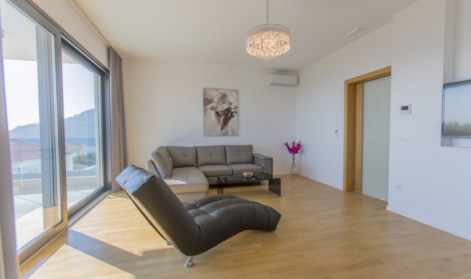 Obývacia izba s výstupom na balkón.