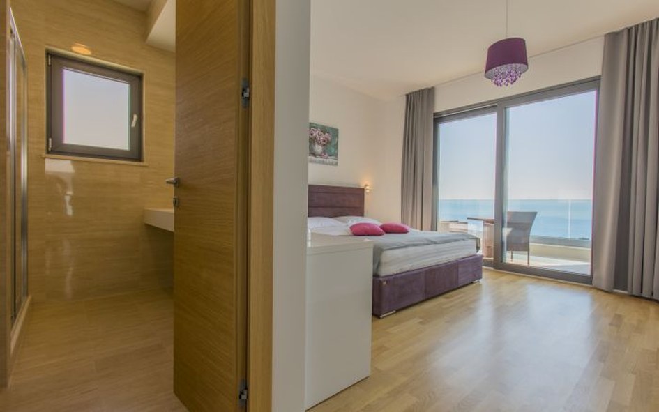 Spálňa s vlastnou kúpeľňou, panoramatický výhľad.
