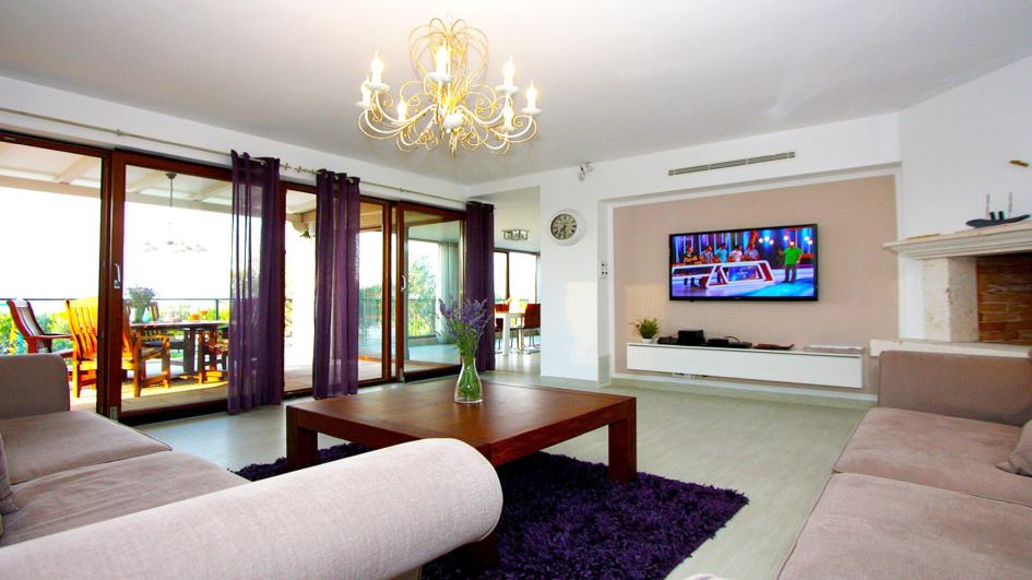 Pohľad do obývacej izby Vily H622 - Panorama Skauting.