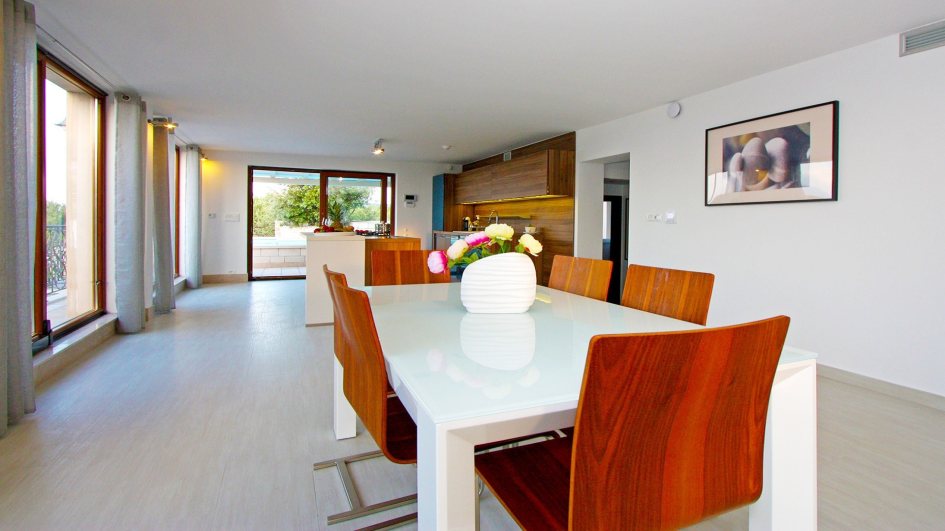 Jedáleň v nehnuteľnosti H622 na ostrove Brač v Chorvátsku.