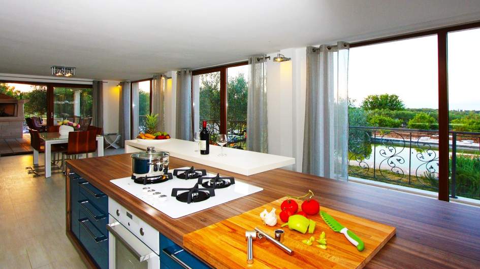 Pohľad do kuchyne vily.