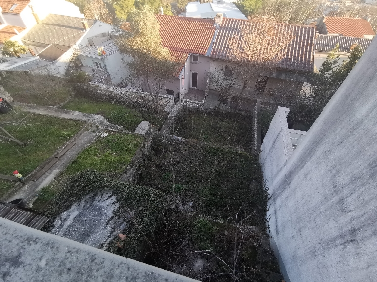 Pohľad do záhrady.