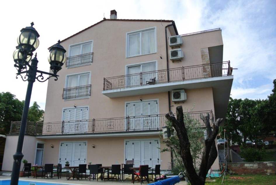 Ďalší pohľad zvonku na malý hotel neďaleko Puly, ktorý je na predaj