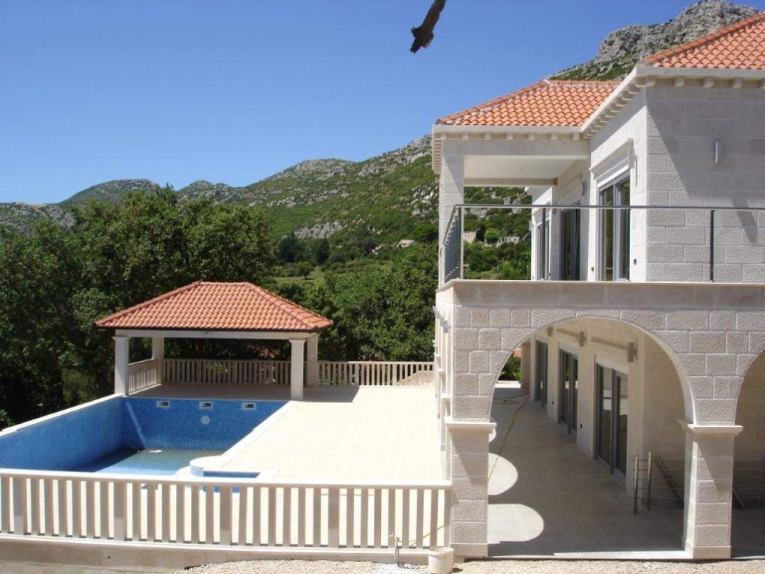 Vonkajší areál s bazénom a terasami.