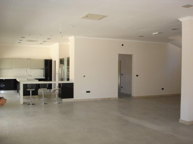 Moderný koncept izby s veľkými izbami.