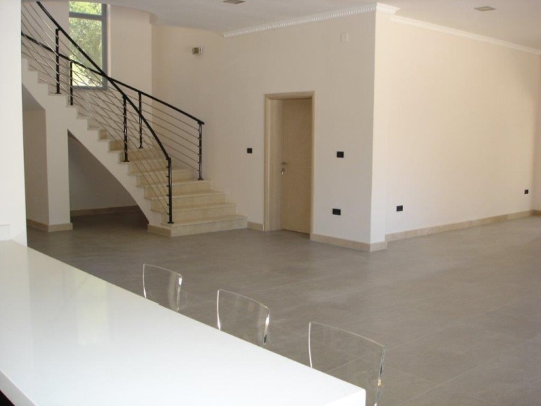 Obytná časť v suteréne vily.