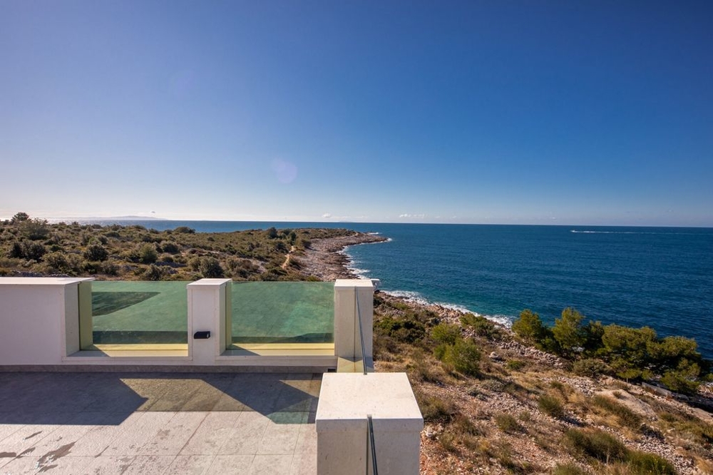 Vila v 2. rade pri mori neďaleko Rogoznice v Chorvátsku.