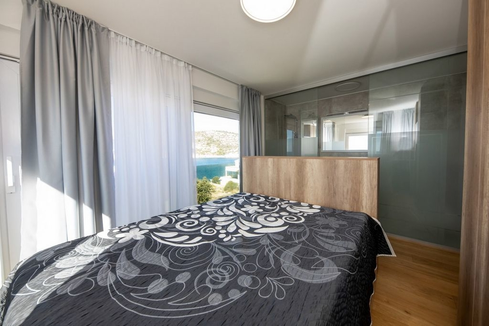 Spálňa s výhľadom na more.