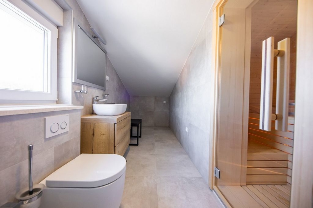 Pohľad do kúpeľne so saunou nehnuteľnosti H742 pri Rogoznici v Chorvátsku.