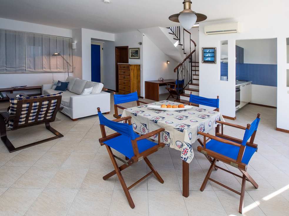 Obývacia a jedálenská časť luxusnej vily H792 v Chorvátsku.