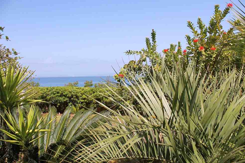 Pohľad zo záhrady na pobrežie mora.