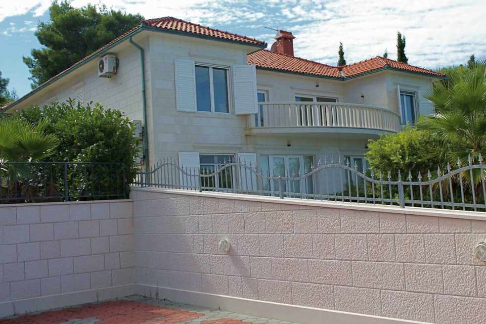 Bočný pohľad na vilu H826 na ostrove Brač v Chorvátsku.