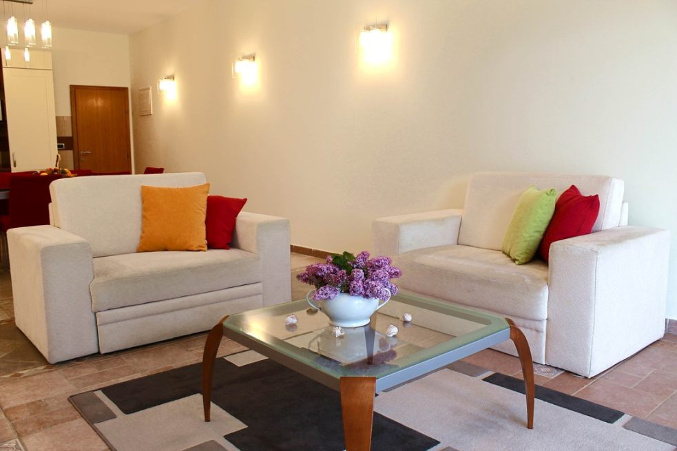 Moderne zariadený obývací priestor.