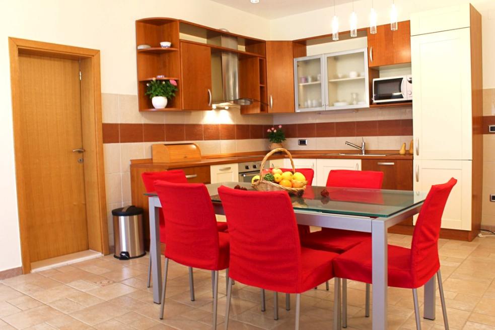 Pohľad do kuchyne a jedálenského kúta.