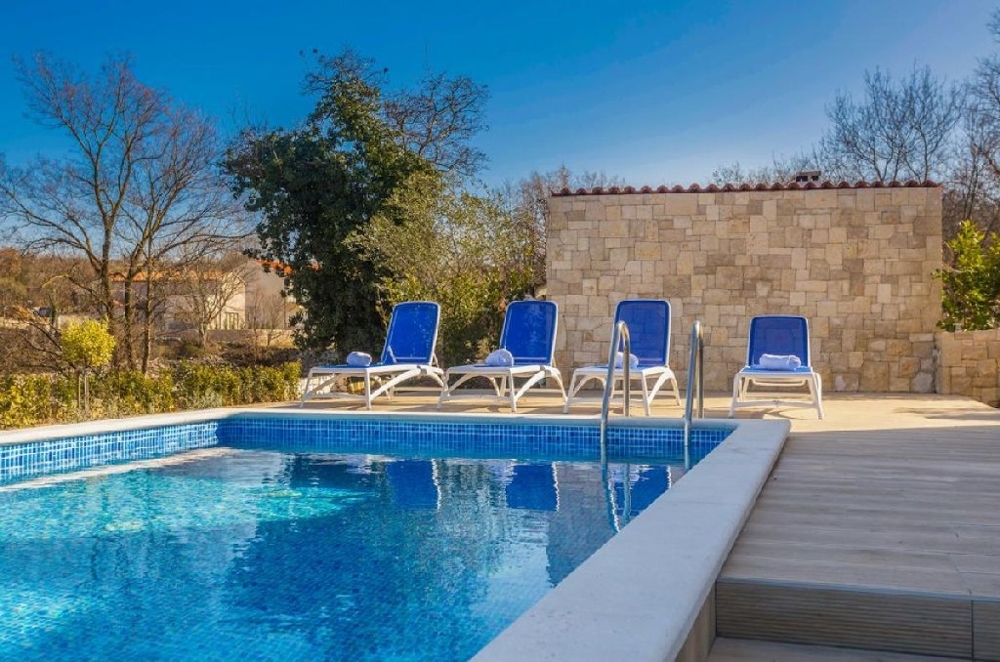 Terasa s krásnym výhľadom na more nehnuteľnosti H842 neďaleko Malinska v Chorvátsku.