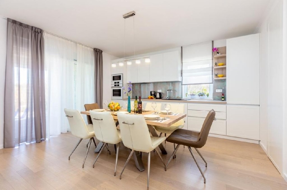 Terasa a bazén objektu H842.