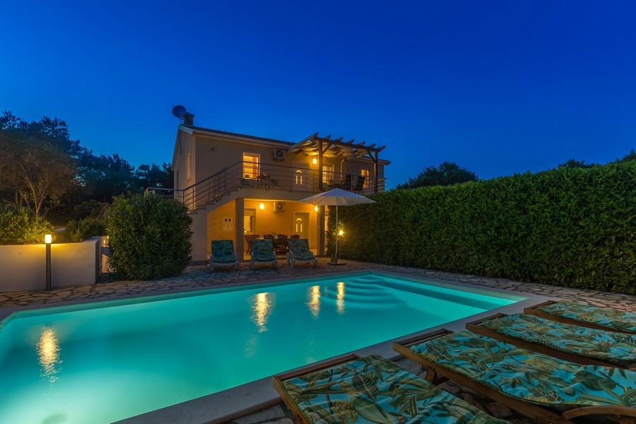 Dom s dvoma apartmánmi a bazénom na ostrove Krk v severnom Chorvátsku.