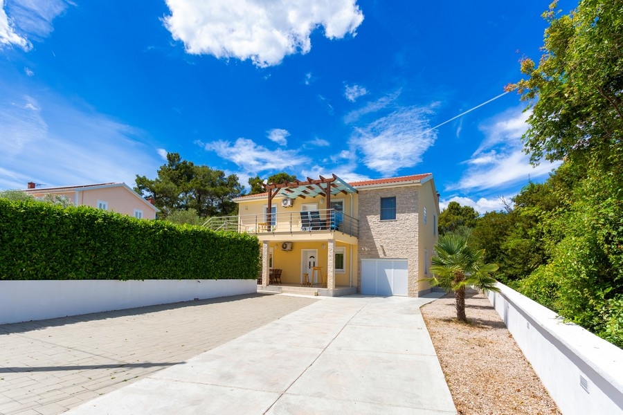 Prístup a čelný pohľad na dom H876 na Krku.