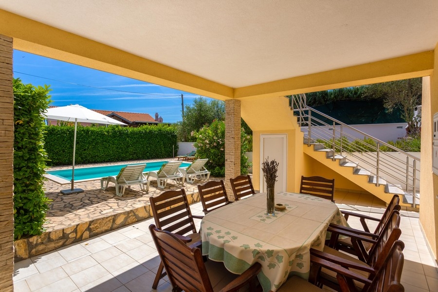 Obývacia izba s kuchyňou a jedálenskou časťou na prízemí.