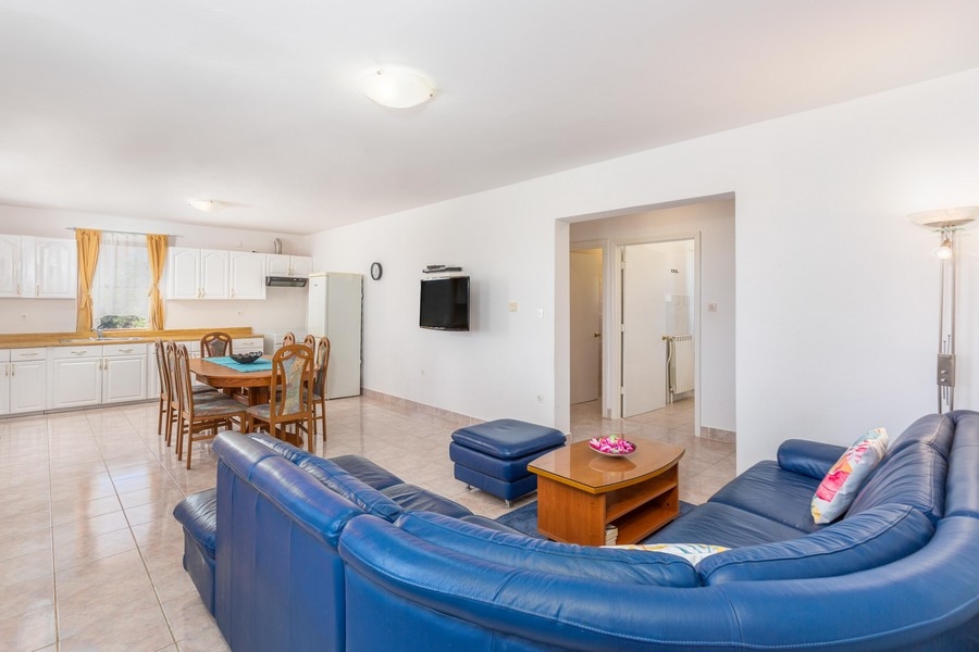 Terasa na poschodí s výhľadom do zelene.