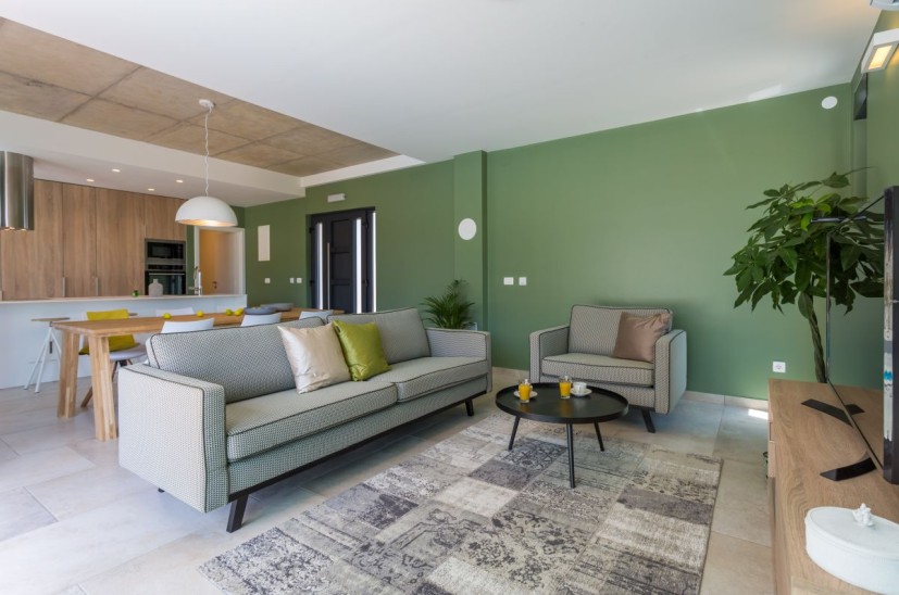 Obývacia izba a jedálenský kút.