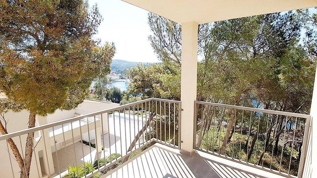 Terasa a výhľad na more v Milna, ostrov Brač.