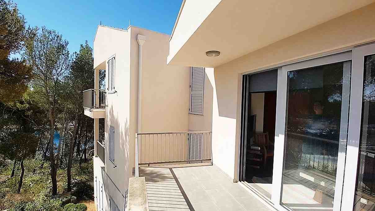 Moderný dom na predaj v Milna na Brači v Chorvátsku.