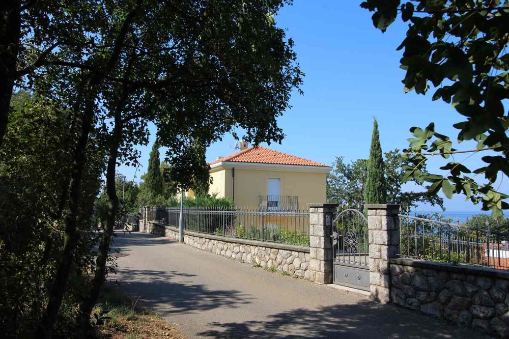 Príjazdová cesta a vstup do objektu H980.